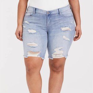 NWT - Torrid - 24 - BOYFRIEND BERMUDA SHORT - VINTAGE STRETCH LIGHT WASH